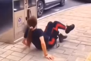 Clip: Mải nhìn soái ca, cô gái trẻ gặp "tai nạn choáng váng"