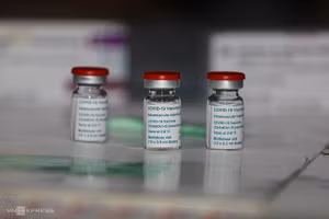 Gần 900 nhân viên Bệnh viện Bệnh Nhiệt đới TP HCM đã được chích đủ 2 mũi vắc xin ngừa Covid-19 của AstraZeneca. Ảnh: Hữu Khoa. 