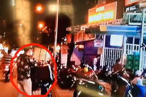 Người hát Karaoke bằng loa kẹo kéo trên 1 con đường ở quận Bình Thạnh,TPHCM. Ảnh Tú Nguyên: