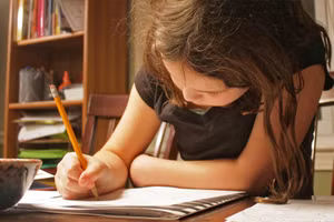 Cha mẹ nên cố gắng tận dụng sở thích của trẻ để giúp chúng học hỏi thêm.