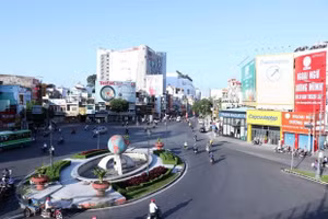 Vòng xoay Lăng Cha Cả, quận Tân Bình, TP.HCM. (Ảnh: Xuân Khu/TTXVN).