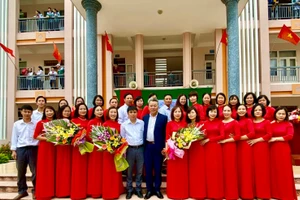 Tập thể cán bộ, giáo viên Trường THCS Nguyễn Hữu Tiến