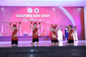 Phần biểu diễn trang phục thổ dân của các bạn học sinh hệ thống Maple Bear tại Hà Nội