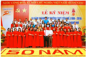 Tập thể cán bộ, giáo viên, nhân viên nhà trường.