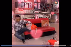 Clip: Tai nạn hy hữu khi lần đầu tặng hoa cho bạn gái