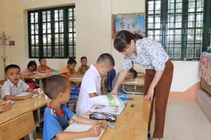 Cô trò Trường Tiểu học số 2 Xuân Quang (huyện Bảo Thắng, Lào Cai).