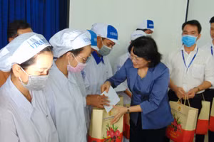 Phó Chủ tịch nước Đặng Thị Ngọc Thịnh trao quà cho công nhân lao động nhà máy Vinamilk tại Bình Dương.
