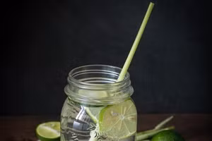 Một sản phẩm tuyệt vời có thể thay thế ống hút nhựa chính là ống hút từ sả.