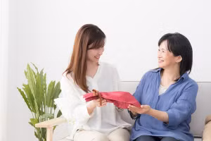 Áp lực tặng quà sinh nhật cho mẹ chồng