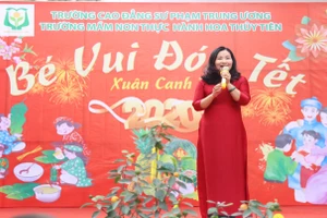 Thạc sỹ Trương Thị Minh Phượng – Hiệu trưởng nhà trường phát biểu trong ngày hội gói bánh chưng