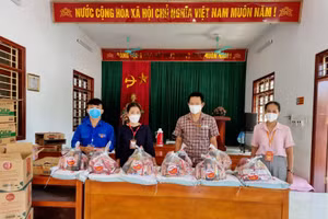 Ông Đặng Ngọc Quyền – Chủ tịch UBND xã Tân Triều tiếp nhận những suất quà là nhu yếu phẩm của doanh nghiệp trên địa bàn xã để trao cho những hoàn cảnh khó khăn và khu dân cư thuê trọ trên địa bàn.