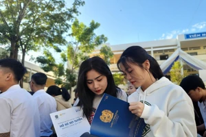 Học sinh THPT tìm hiểu thông tin tuyển sinh năm 2021 của BVU 