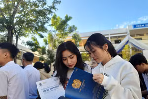 Học sinh THPT tìm hiểu thông tin tuyển sinh năm 2021 của BVU 