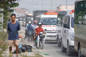 Hỗn loạn ngày đầu xe chạy trên cao tốc Trung Lương - Mỹ Thuận