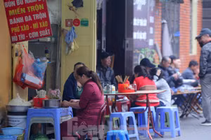 Hàng quán vỉa hè Hà Nội bất chấp quy định phòng chống COVID-19
