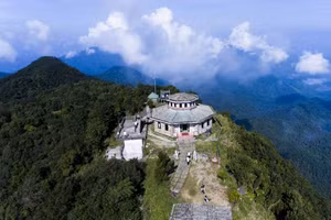 Đón bình minh trên đỉnh Bạch Mã.