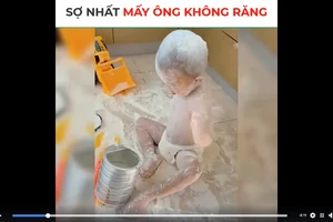 Clip: Dân mạng "suy sụp" cảnh bé trai "tắm"... sữa bột