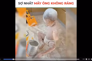 Clip: Dân mạng "suy sụp" cảnh bé trai "tắm"... sữa bột