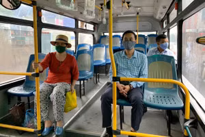 Hà Nội dừng giãn cách hành khách trên phương tiện vận tải công cộng từ ngày 8-3.