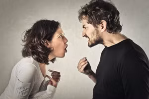 Cực chẳng đã giúp chồng cai nghiện… bóng đá