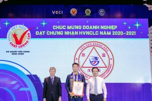 Đại diện Công ty yến sào Khánh Hòa (ở giữa) nhận danh hiệu Hàng Việt Nam chất lượng cao