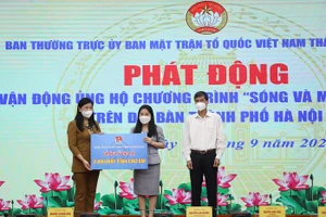 Thành đoàn Hà Nội ủng hộ 3.000 máy tính cho Chương trình "Sóng và máy tính cho em". 