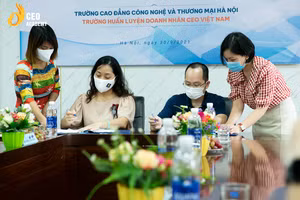 Ông Nguyễn Thành Thái - Chủ tịch Hội đồng quản trị kiêm Tổng giám đốc Trường Huấn luyện Doanh nhân CEO Việt Nam và  TS. Đoàn Thị Thu Hương, Phó Chủ tịch Hội đồng Trường CĐ Công nghệ và Thương Mại Hà Nội  ký văn bản  hợp tác chiến lược.