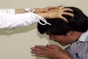 Truyện cười: Bị đánh vì yêu vợ