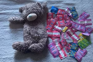 Dọn đồ cũ, mẹ “tá hỏa” thấy thứ giấu trong gối của con