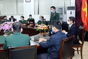 Phó Thủ tướng Vũ Đức Đam nghe Thiếu tướng Nguyễn Vũ Dũng, Tư lệnh Binh đoàn 11 báo cáo về tình hình cách ly tại Trung tâm Thành An. Ảnh: VGP/Đình Nam.