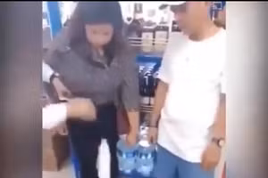 Pha trộm cắp kinh điển: Nhét cả siêu thị vào "túi thần kỳ"