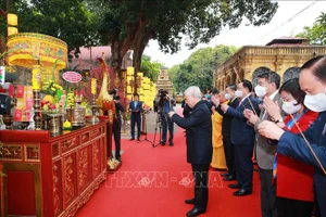 Tổng Bí thư, Chủ tịch nước Nguyễn Phú Trọng dâng hương tại Điện Kính Thiên - Khu Di tích Hoàng thành Thăng Long. Ảnh: Phương Hoa/TTXVN