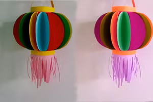 Với nguyên liệu giấy đơn giản nhưng lại đem đến một chiếc đèn lồng siêu đẹp. 