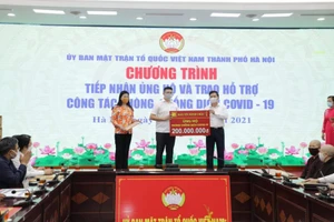 Chủ tịch UBMTTQVN thành phố Hà Nội Nguyễn Lan Hương tiếp nhận ủng hộ của các doanh nghiệp.