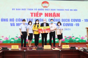 Chủ tịch Ủy ban MTTQVN Thành phố Nguyễn Lan Hương tiếp nhận ủng hộ của Công ty Sumi-Hanel