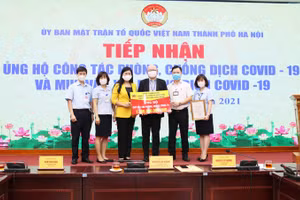 Chủ tịch Ủy ban MTTQVN Thành phố Nguyễn Lan Hương tiếp nhận ủng hộ của Công ty Sumi-Hanel