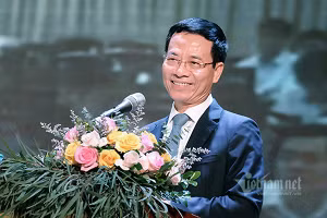 Bộ trưởng Nguyễn Mạnh Hùng nói chuyện với sinh viên Học viện Bưu chính Viễn thông tháng 9/2020. Ảnh: Trọng Đạt.