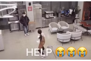 Clip: Nữ nhân viên "muốn độn thổ" khi bị phát hiện đang làm điều này