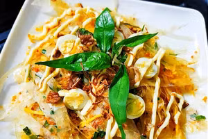 Chàng trai miền Tây trổ tài làm món bánh tráng trộn ngon đơn giản tại nhà