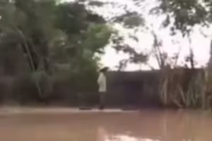 Clip: Té ngửa cách "cao thủ võ lâm "lướt đi" trên mặt nước