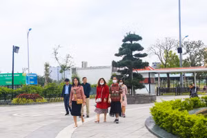 Du khách tham quan dịp đầu năm mới 2021. 