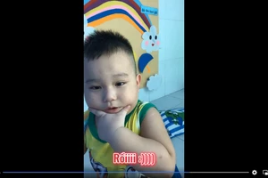 Clip: Chết cười hành động bất ngờ của cậu bé đang khóc nhè