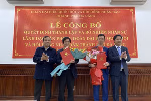 Ông Lương Nguyễn Minh Triết (ngoài cùng, bìa phải) – Phó Bí thư Thường trực Thành uỷ, Chủ tịch HĐND TP Đà Nẵng và ông Nguyễn Bá Sơn (ngoài cùng, bìa trái) – Phó Trưởng Đoàn ĐBQH TP Đà Nẵng trao quyết định cho các cán bộ.