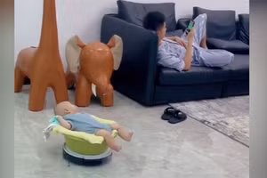 Clip: Em bé tận hưởng "cảm giác lạ" với robot hút bụi 