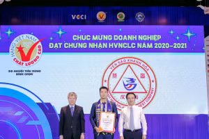 Đại diện Công ty yến sào Khánh Hòa (ở giữa) nhận danh hiệu Hàng Việt Nam chất lượng cao