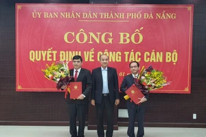  Ông Lê Quang Nam (giữa) – Phó Chủ tịch UBND TP Đà Nẵng trao các quyết định bổ nhiệm chức vụ Giám đốc Sở KH&CN và chức vụ Giám đốc Sở LĐTB&XH. 