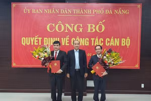  Ông Lê Quang Nam (giữa) – Phó Chủ tịch UBND TP Đà Nẵng trao các quyết định bổ nhiệm chức vụ Giám đốc Sở KH&CN và chức vụ Giám đốc Sở LĐTB&XH. 