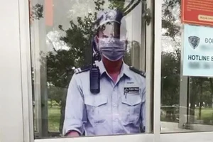 Ngang qua bốt bảo vệ thấy kỳ lạ, cô gái quay lại phát hiện sự thật "động trời" 