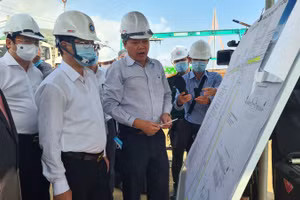 Ông Lê Văn Lâm – Giám đốc BQL dự án đầu tư xây dựng các công trình giao thông TP Đà Nẵng báo cáo với lãnh đạo thành phố về tiến độ công trình cải tạo cụm nút giao thông phía Tây cầu Trần Thị Lý.