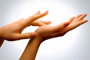 Chỉ cần nhìn vào điểm này trên bàn tay phụ nữ, biết ngay số phận sướng khổ sang hèn